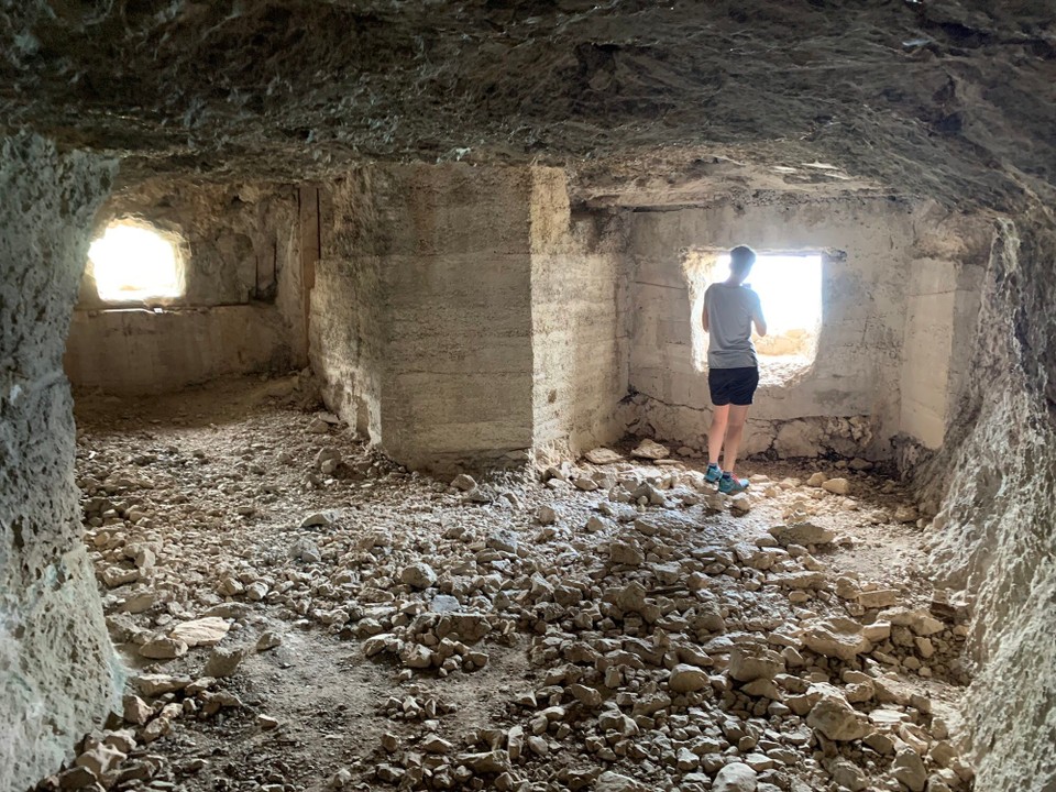 Italien - Montichiari - Eine von Italienern während des Krieges in den Fels geschlagene Höhle mit Ausblick auf den Gardasee
