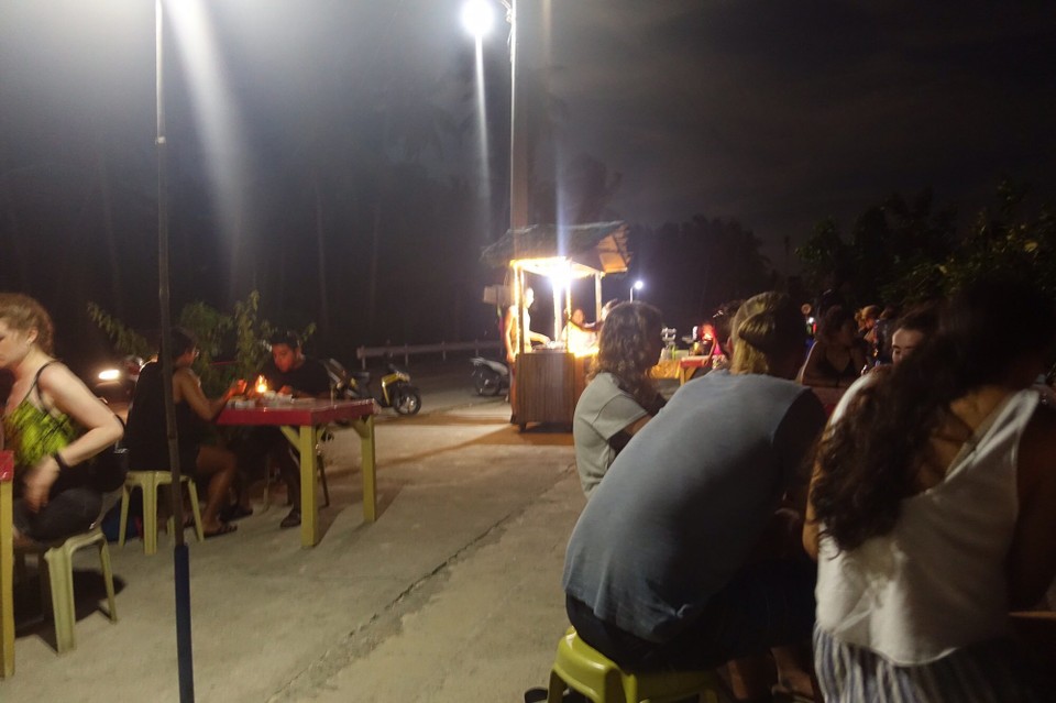 Philippines - Siquijor - Ikke det beste bildet, men fantastisk mat og utsikt. Ei dame som setter opp noen bor hver kveld langs veien med beste solnedgangsutsikte og utrolig deilig mat. 