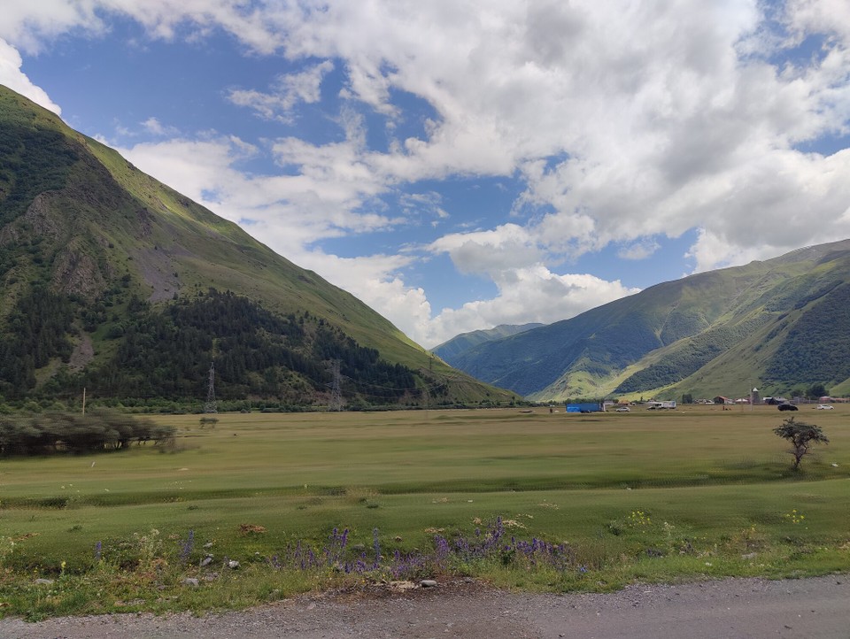 Georgien - Gergeti - Die Aussicht bei der Fahrt nach Stepanzminda 