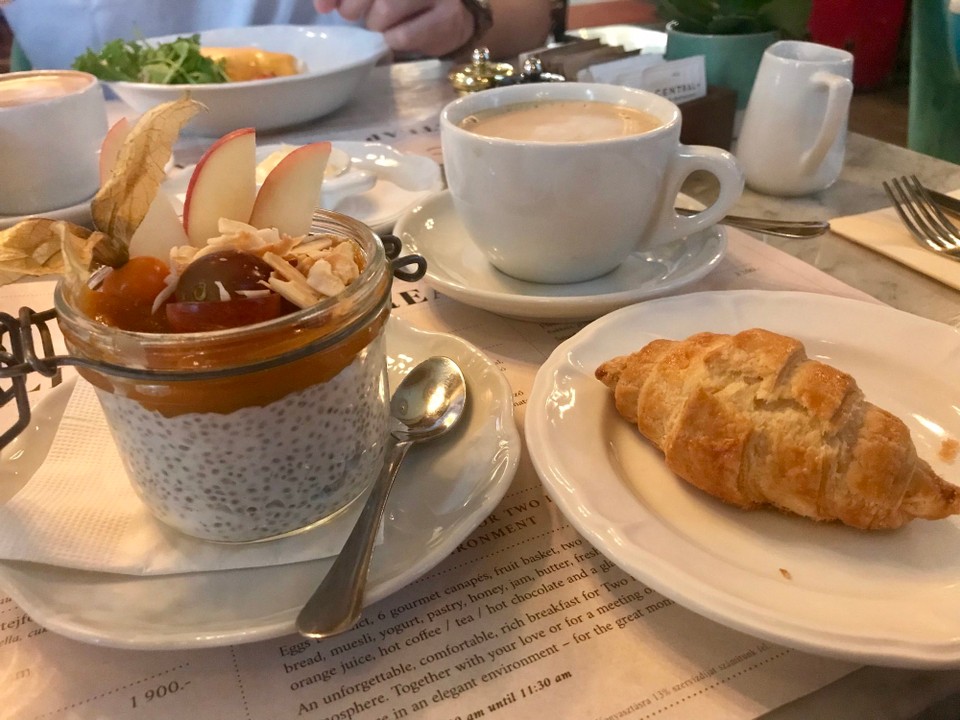 Ungarn - Budapest V. kerület - Chia Pudding | Americano | Croissant