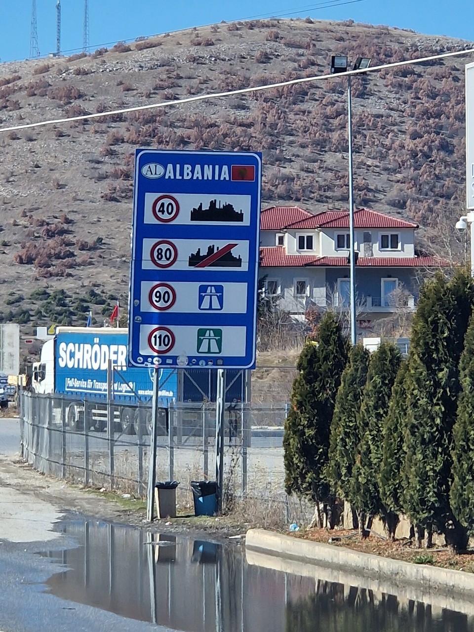 Albanien - Kapshtica - …Tempo 40 innerorts würde sich in Limbach-Oberfrohna auch anbieten, da könnte man sich die ganzen 30er-Zonen vor Kitas, Schulen und Altenheimen sparen.