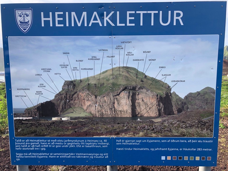 Island - Vestmannaeyjar - Nur ein paar Meter weiter kommt dann diese Infotafel… der Heimaklettur liegt direkt gegenüber und ist toll anzusehen… 