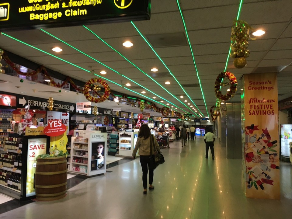 Sri Lanka -  - Weihnachtsstimmung am Flughafen. Irgendwie strange...