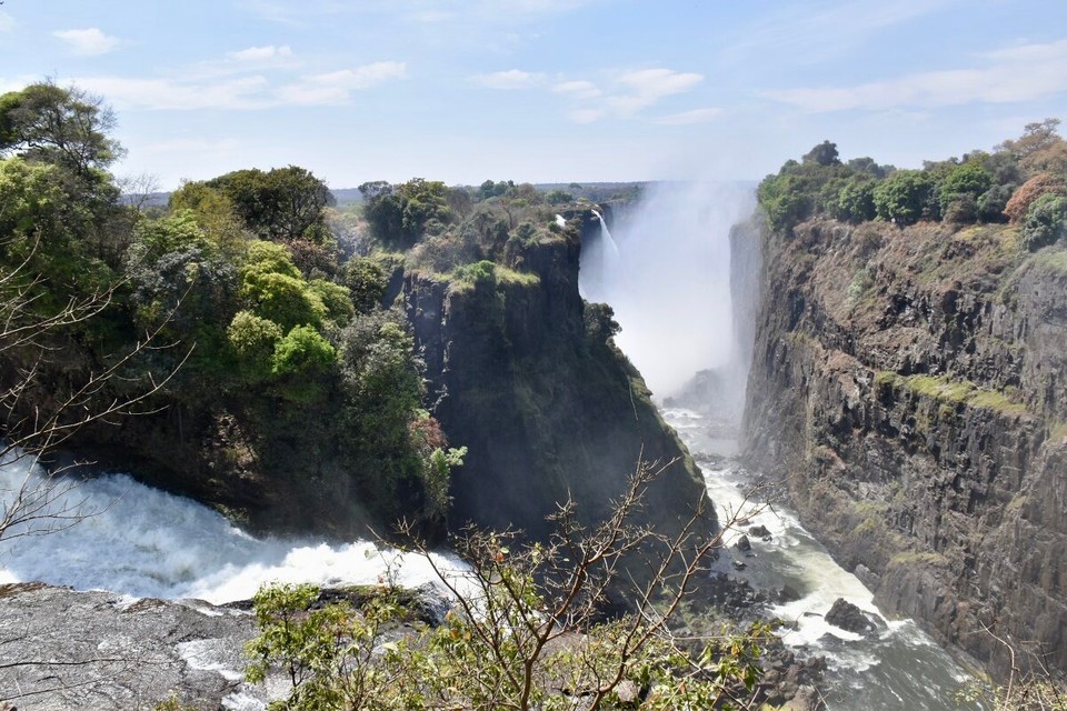 Simbabwe -  - Zumindest sind dies die größten in Afrika. In der Regenzeit fließen im Durchschnitt rund 1.088 qm/s Wasser (mit anderen Worten 1.088.000 Liter pro Sekunde!) über den Felsrand. Durch den Aufprall des Wassers in die nur 50 m breite Schlucht entsteht eine Art Gischt, die bis zu 500 m hochsteigt.