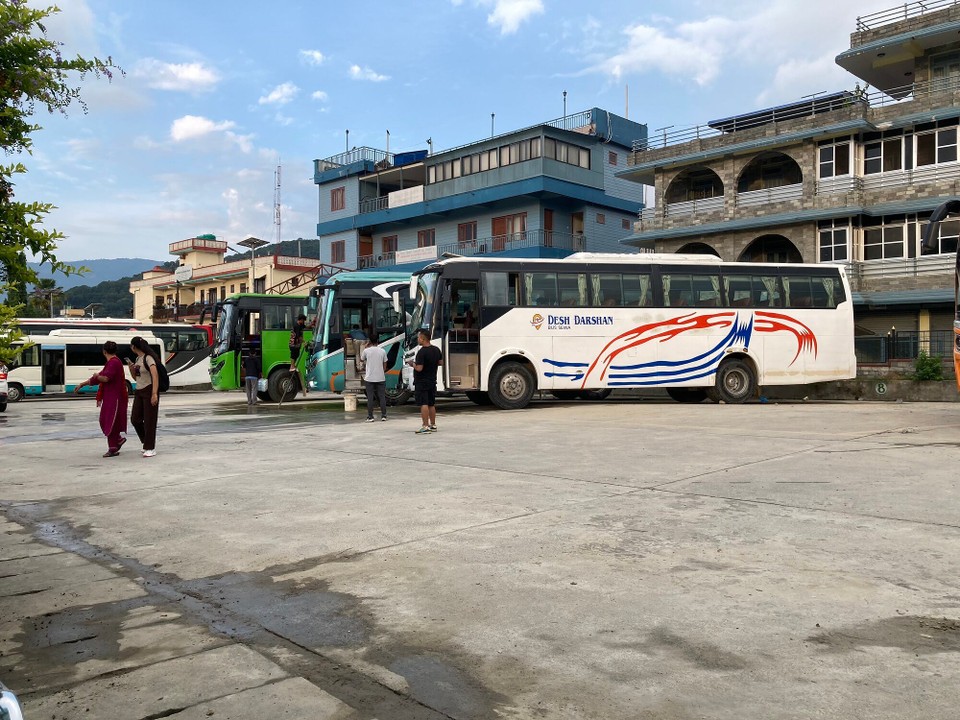 Nepal - Kathmandu - Unser Bus wird noch fleißig geputzt 😅