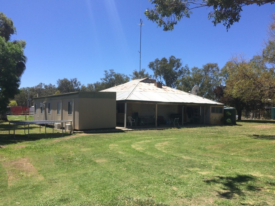 Australia - Wentworth - The house with the sleeping unit to the left. The unit has 4 rooms and a bathroom. The one with the frogs. 