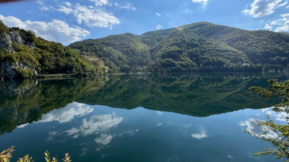 Bosnien und Herzegowina - Mostar - Weiter geht’s zum Großen und Kleinen Plitvicer See, die vom Fluss Pliva gebildet werden. Das Wasser im Großen und im Kleinen Plitvicer See ist außergewöhnlich sauber und ruhig und spiegelt die umliegenden Berge und Wälder wider