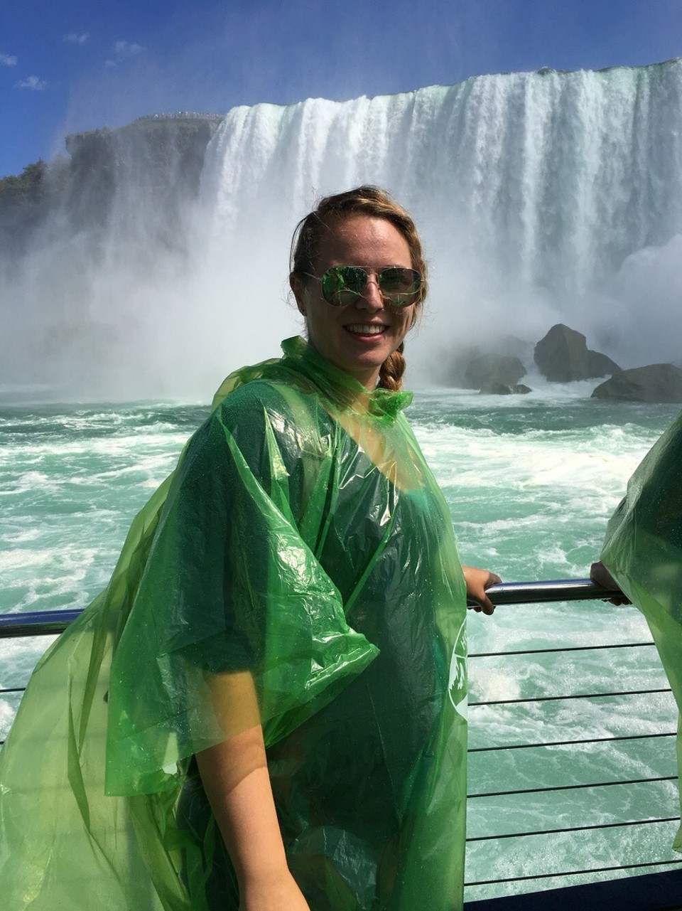  - Kanada, Niagara Falls - Natürlich wird man für die Bootsfahrt auch gut geschützt - super schöne grüne Ponchos - so modisch ;)    