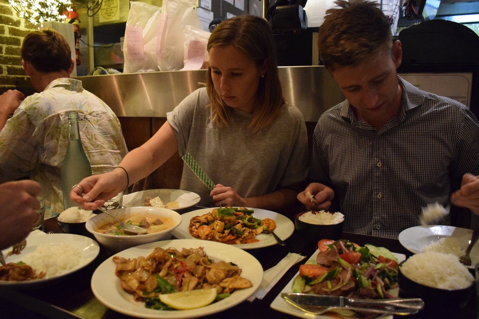 Australien - Sydney - Die Zwei haben ihre Lieblingsgerichte bestellt und damit für alle ein kleines Buffet gezaubert