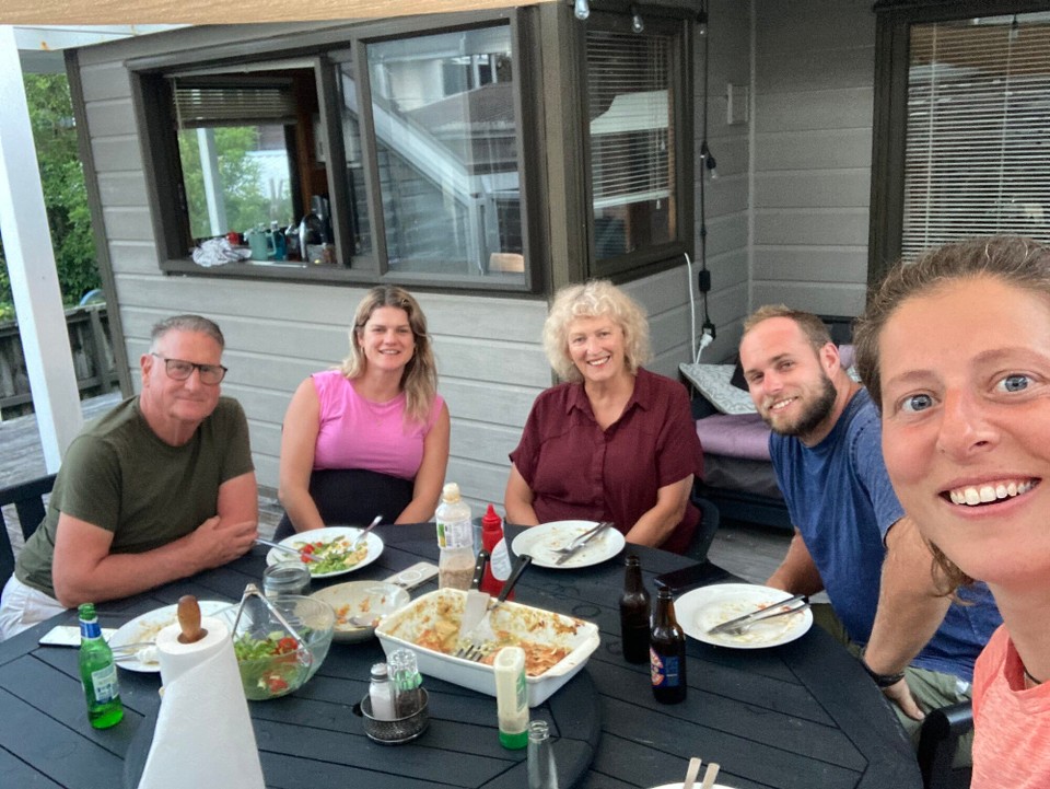 Neuseeland - Whangamata - Abendessen bei Zoe‘s Eltern (Glenn, Zoe, Delys, Toby)