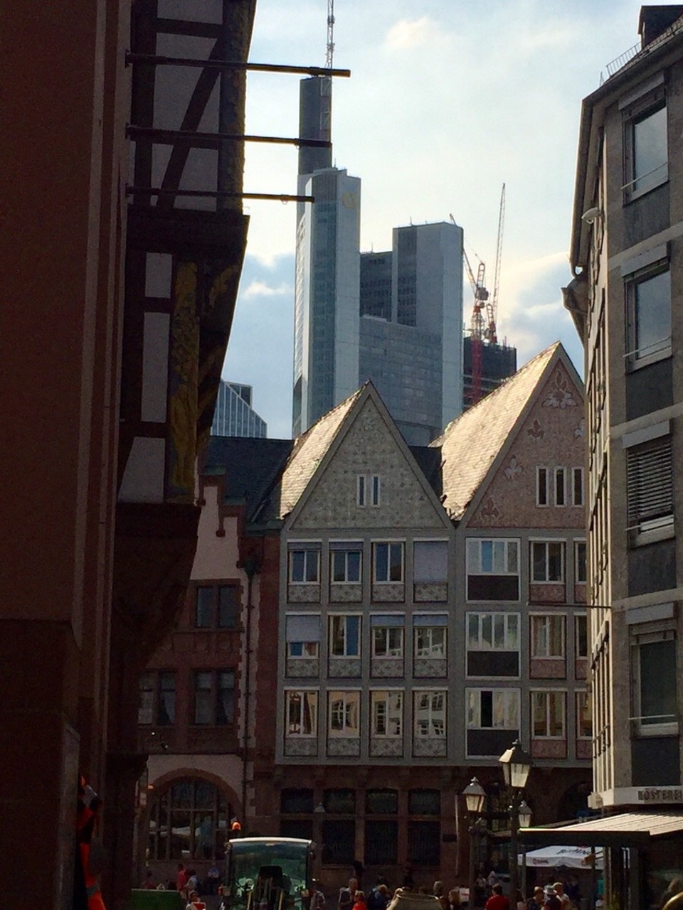 Deutschland - Frankfurt am Main - Neue Altstadt mit Skyline ! Perfekt!