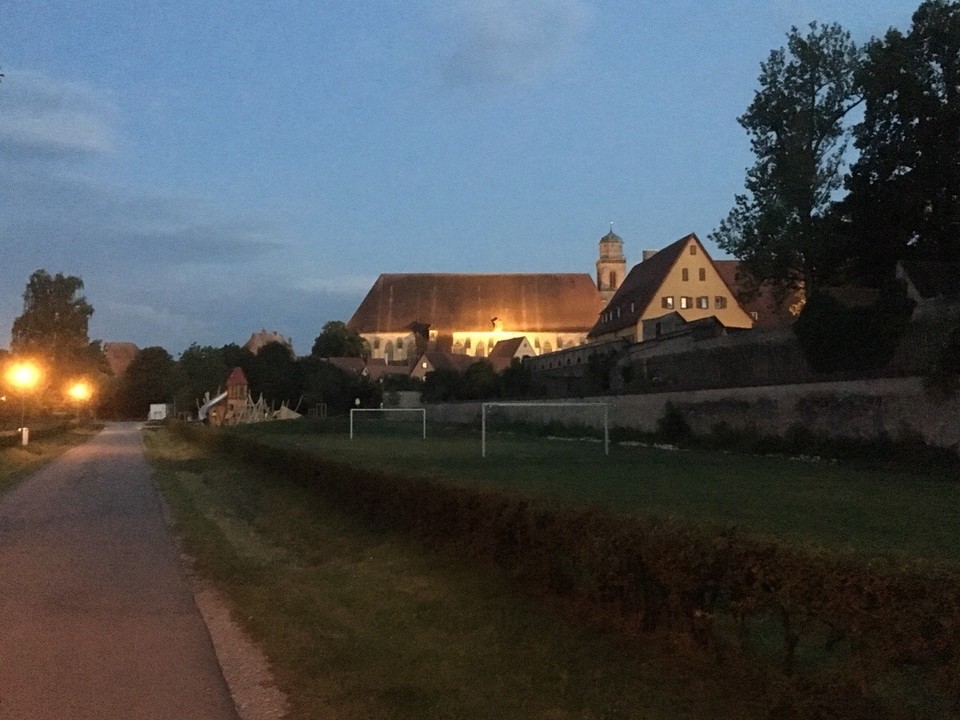 Deutschland - Dinkelsbühl - Nachdem wir Oli in Bremen besucht haben ging es nochmal nach Bielefeld zu Rolf und Liesbeth. Dort verbrachten wir einen tollen Grillabend. Am morgen ging es Richtung Heimat mit Stopp in der Hymer-World. Als es dunkel wurde entschieden wir uns für einen Stopp in Dinkelsbühl.