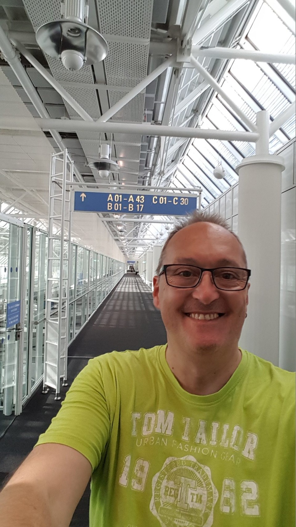 Deutschland - München-Flughafen - Warten ... unser Flieger ist noch nicht da.