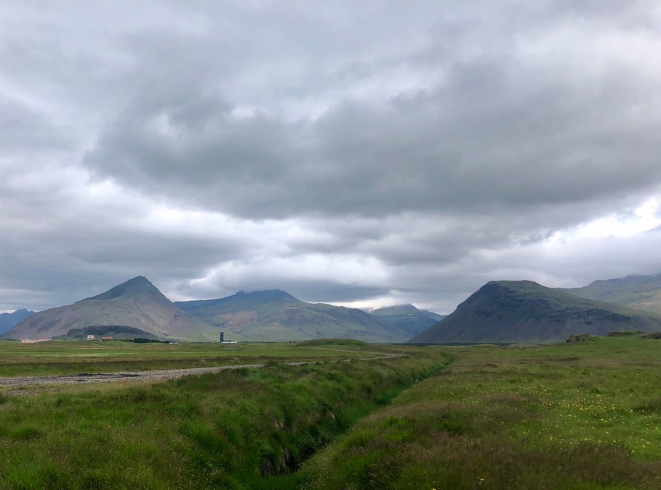 Island - Sveitarfélagið Hornafjörður - Ich scanne die Gegend ab und versuche mit einem Auge auf der Karte und mit dem anderen mit Blick in die Landschaft eine gute Strategie zu entwickeln... Von wo aus hat man eine gute Sicht auf das Vestrahorn?