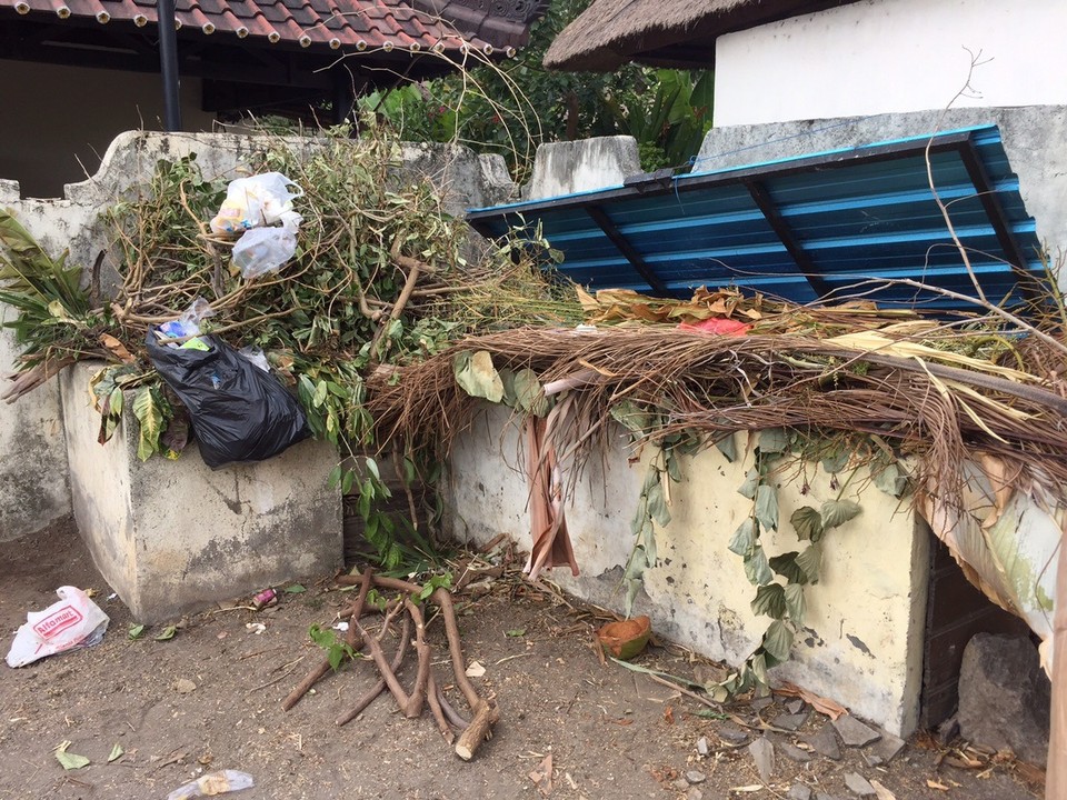 Indonesien - Banjar - Im Haus alles sauber vor dem Haus liegt der Müll