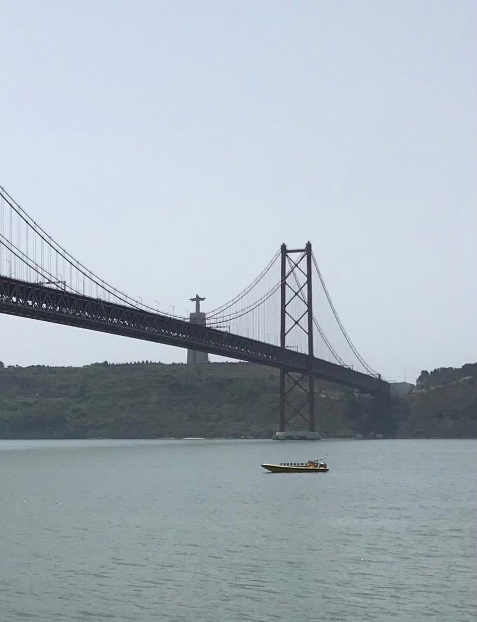 Portugal - Lissabon - Dann haben wir hier die Statue und eine Brücke…