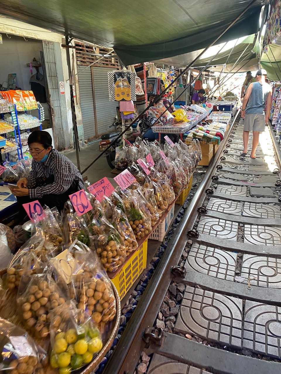 Thailand - Phetchaburi - Hier sieht man, wie nah die Marktstände an den Gleisen aufgereiht sind.