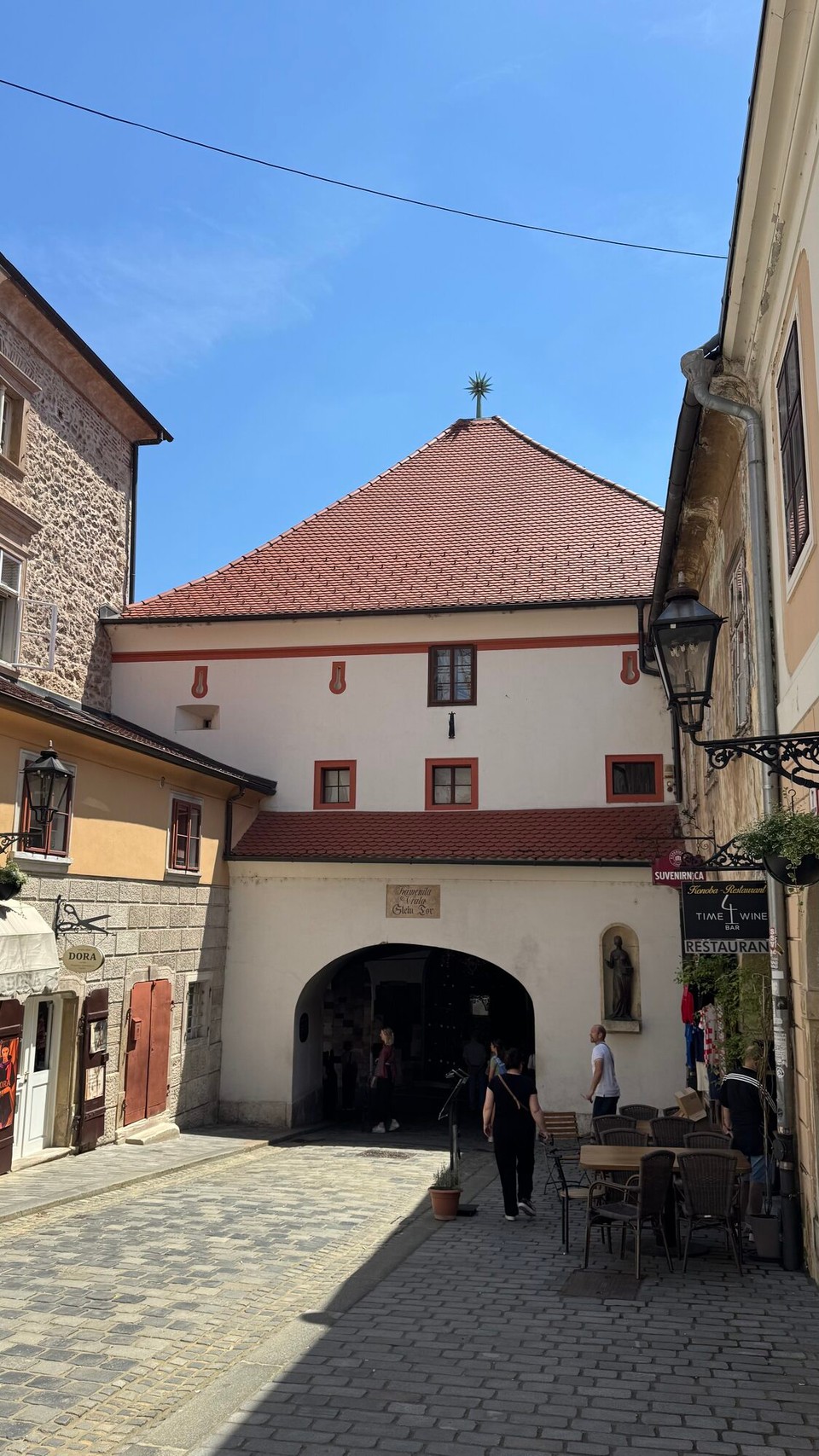Slowenien - Ljubljana - Das historische Steintor (Kamenita Vrata), der einzige erhaltende Eingang zur alten Oberstadt.