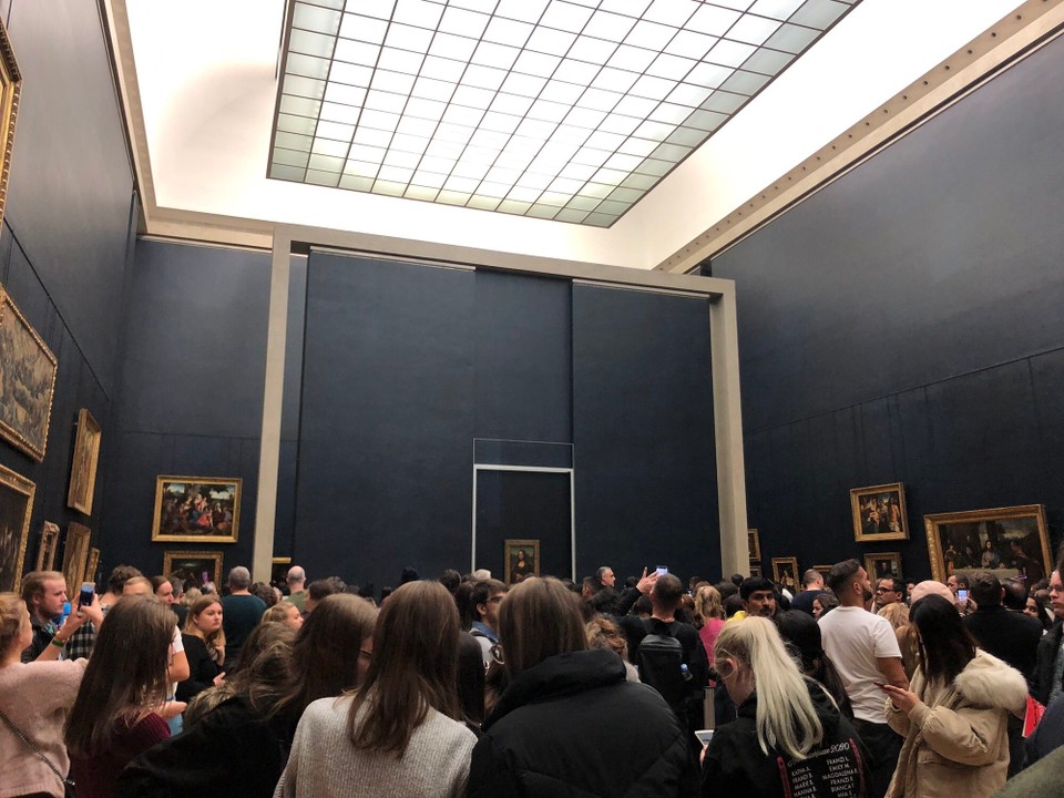 Frankreich - Paris - Auch wenn nicht viel los ist, ist die Schlange zur Mona Lisa lang.
