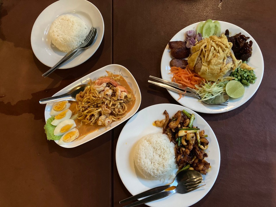 Thailand - Phetchaburi - Abendessen geh ich heute mit Elaine und Marek und wir teilen alles 🤪
So gibt es Bananenblütensalat mit Garnelen, Stir-Fried Chicken mit Cashew und Chili Paste und Sweet Pork, Egg,  Vegetables, Chinese Sausage