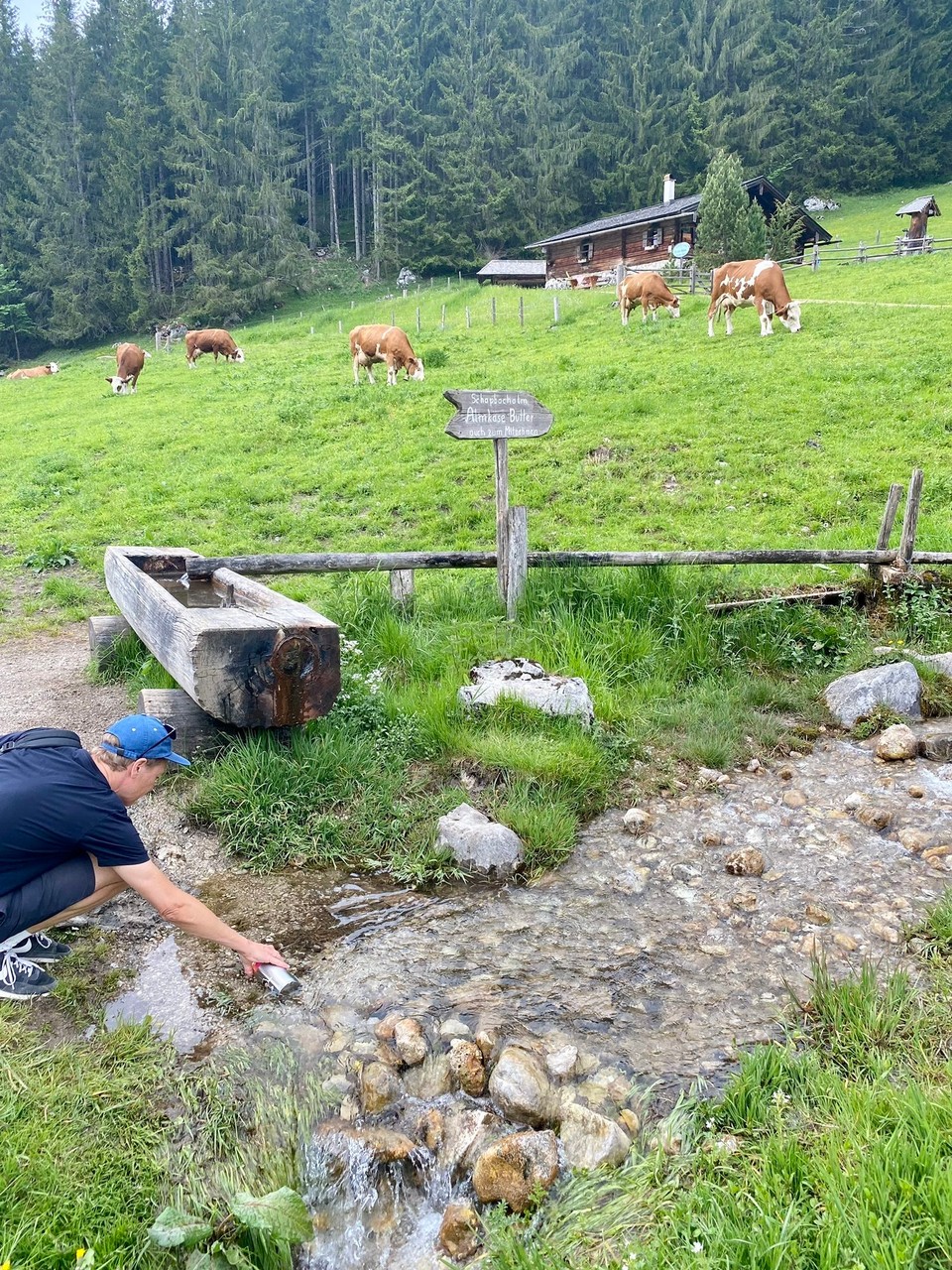 Deutschland - Ramsau bei Berchtesgaden - Auftanken … den Kuhfladen neben der Wasserstelle hab ich erst danach gesehen 😅