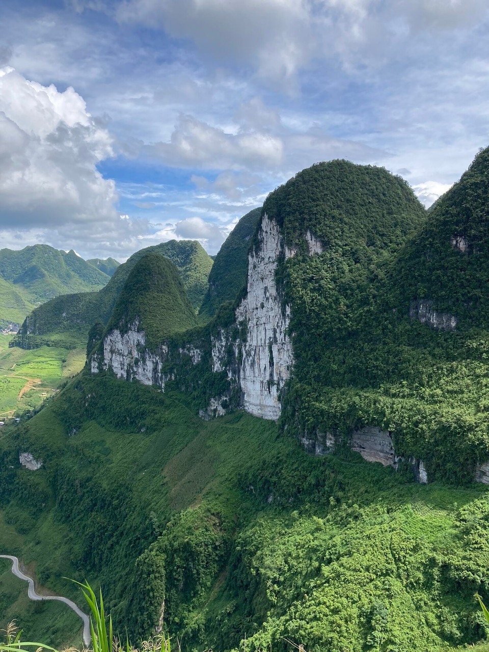 Vietnam - Meo Vac - White cliffs - wir trennen uns von unseren Fahrern, wir wandern den grünen Weg und sie fahren zum Ende des Tracks 🥳