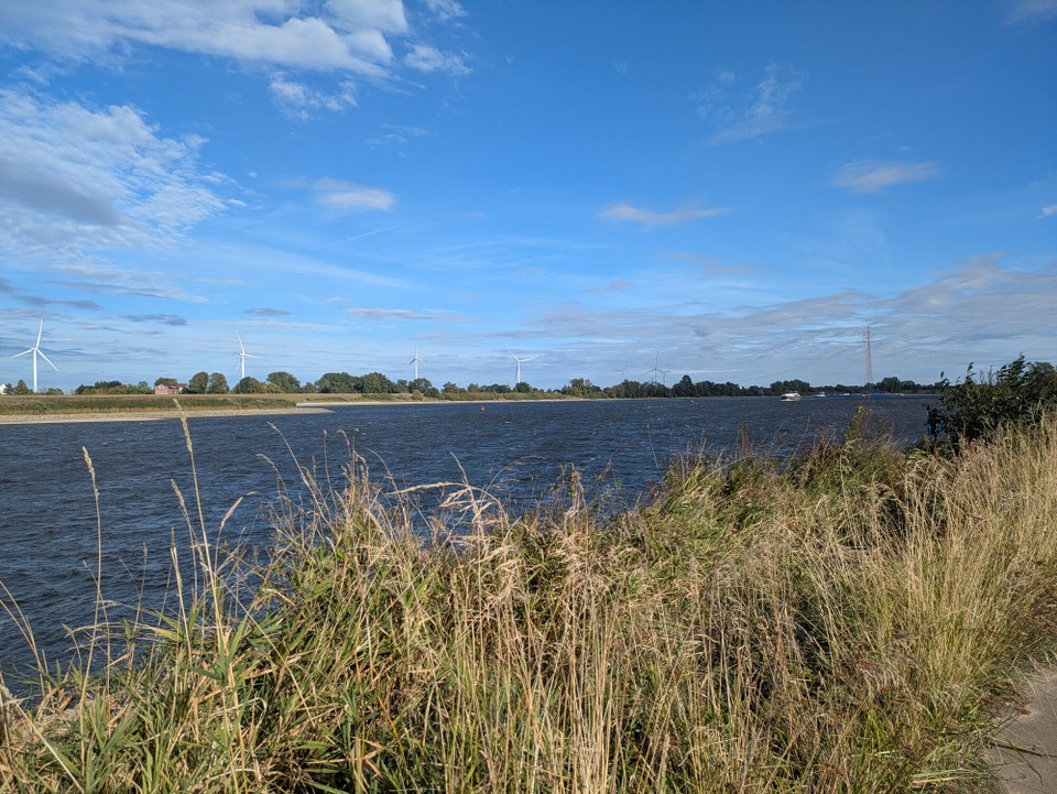 Deutschland - Lauenburg/Elbe - Die richtige Elbe haben wir dann an der Bunthäuser Spitze erreicht, wo Norder- und Süderelbe zusammenfließen!.