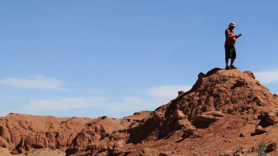 unbekannt - Gobi Desert - The flaming cliffs (luke looking for mobile signal)