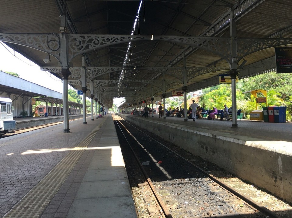Sri Lanka - Kandy - Am Bahnhof sieht man sehr viele Touristen mit großen Taschen. Bin ich gar nicht mehr gewohnt, bisher war ich oft der einzige Weiße.