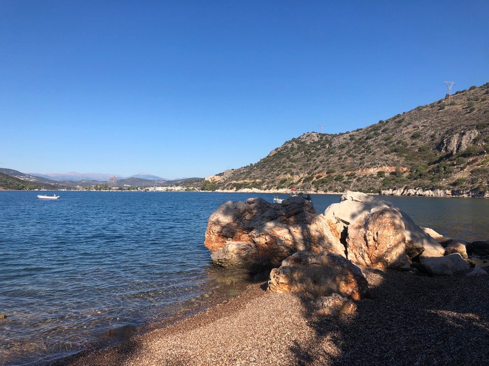 Griechenland - Nafplion - Strand am Campingplatz Lefka Beach in Vivari an der Bucht von Drepano, Kiesstrand, glasklares Wasser 