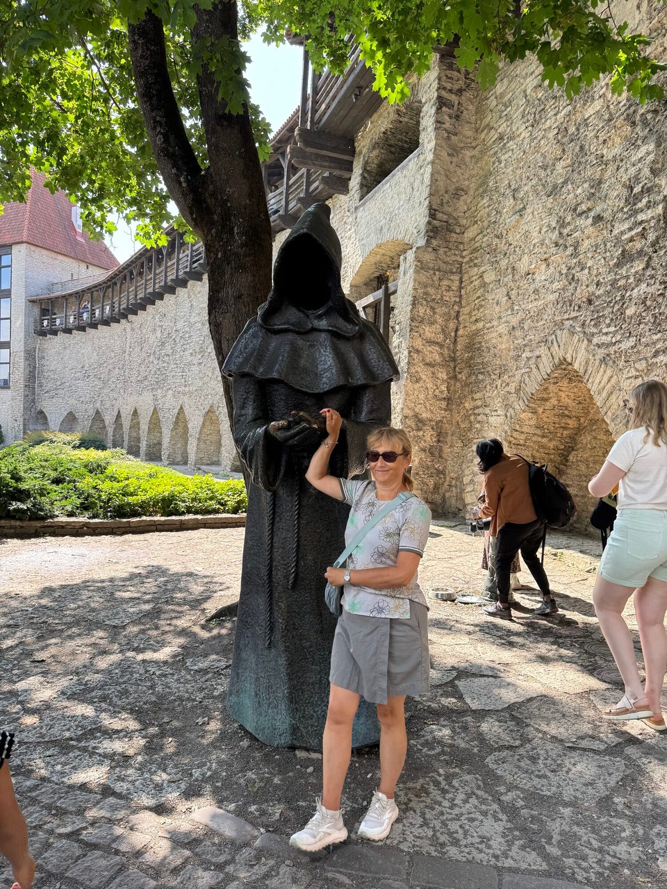 Estland - Tallinn - Einer von drei gesichtslosen Mönchen
