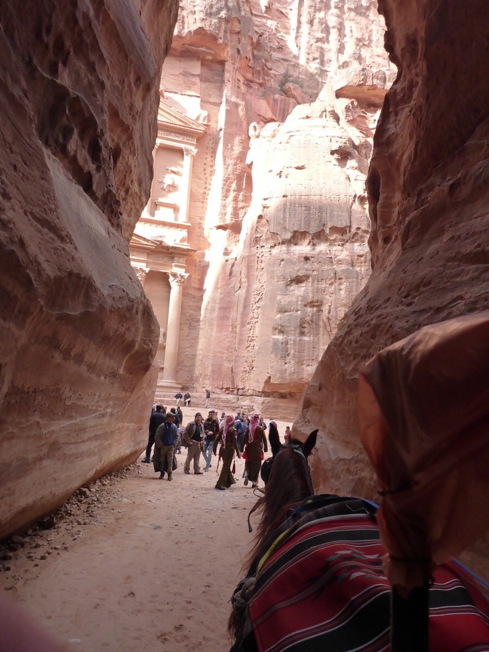 Jordanien - Aqaba - Die Begegnung Pferd 🦄 und Fußgänger ist manchmal schwierig in der Engen Schlucht
