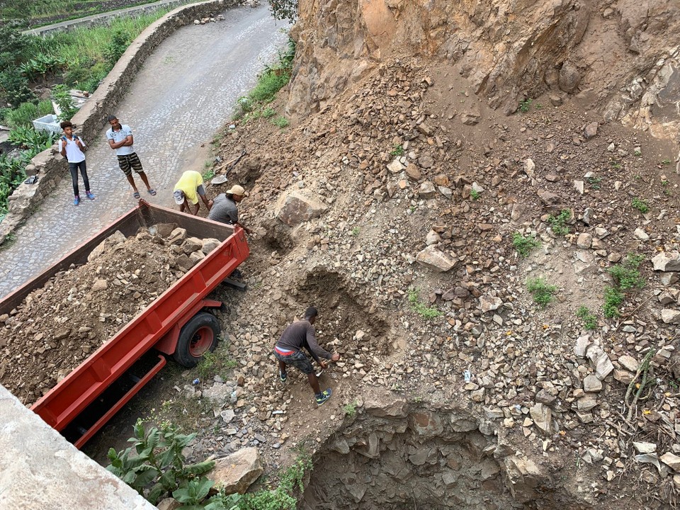 Cap-Vert -  - Préparation du terrain à coups de pioche pour construire une maison! 