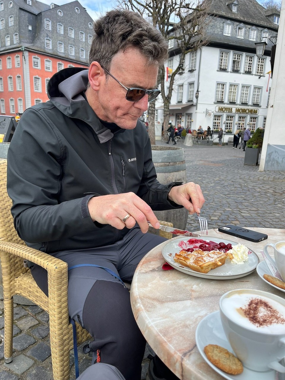 Deutschland - Monschau - Es gibt leckere Waffeln mit Kirschen und Sahne - zumindest für mich. Ilona hat kurz vorher Bekanntschaft mit der Bordsteinkante gemacht und hatte keinen Hunger.