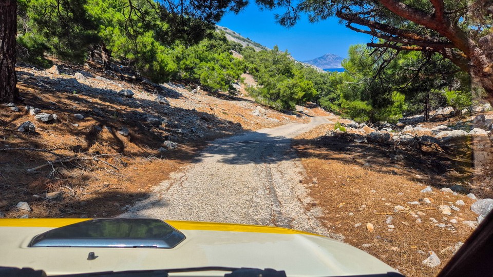 Griechenland - Symi - Elektrokarre auf Abwegen.