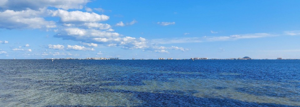 Spanien - Cartagena - Blick über das "Mar Menor". Die Landzunge, die das "Mar Menor" vom offenen Meer trennt, ist teilweise nicht breiter als 200 m , aber dicht bebaut.