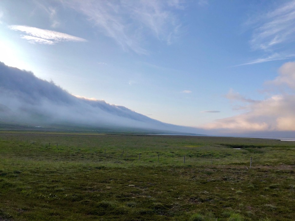 Island - Húnaþing vestra - Unfassbar. Da links in dieser lächerlich dünnen Wolkenschicht haben wir nun fast den ganzen Tag verbracht... und ich hab die ganze Zeit gedacht, ganz Nordisland liegt unter einer dicken Wolkendecke begraben... 🙄