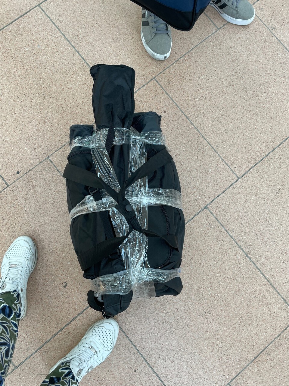 Italien - Bologna - Tasche zu klein für Wanderstöcke