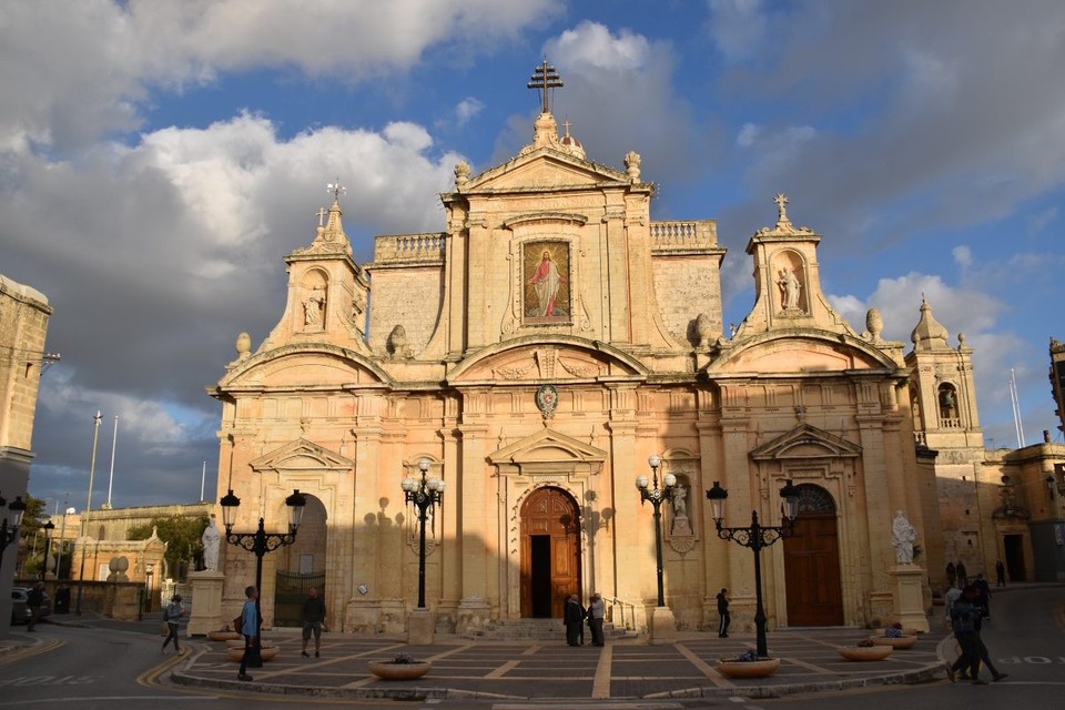 Malta - Rabat - Nach knapp 20 km haben wir unser nächstes Ziel erreicht.

Rabat ist eine Stadt direkt neben der alten Stadt Mdina im Zentrum von Malta.
