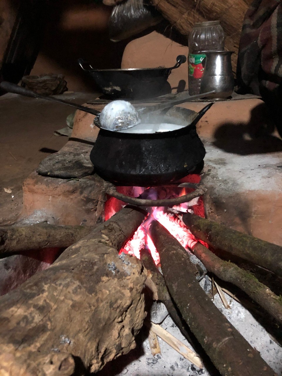 Nepal - Panchase - Feuerstelle im Haus (Herd) 