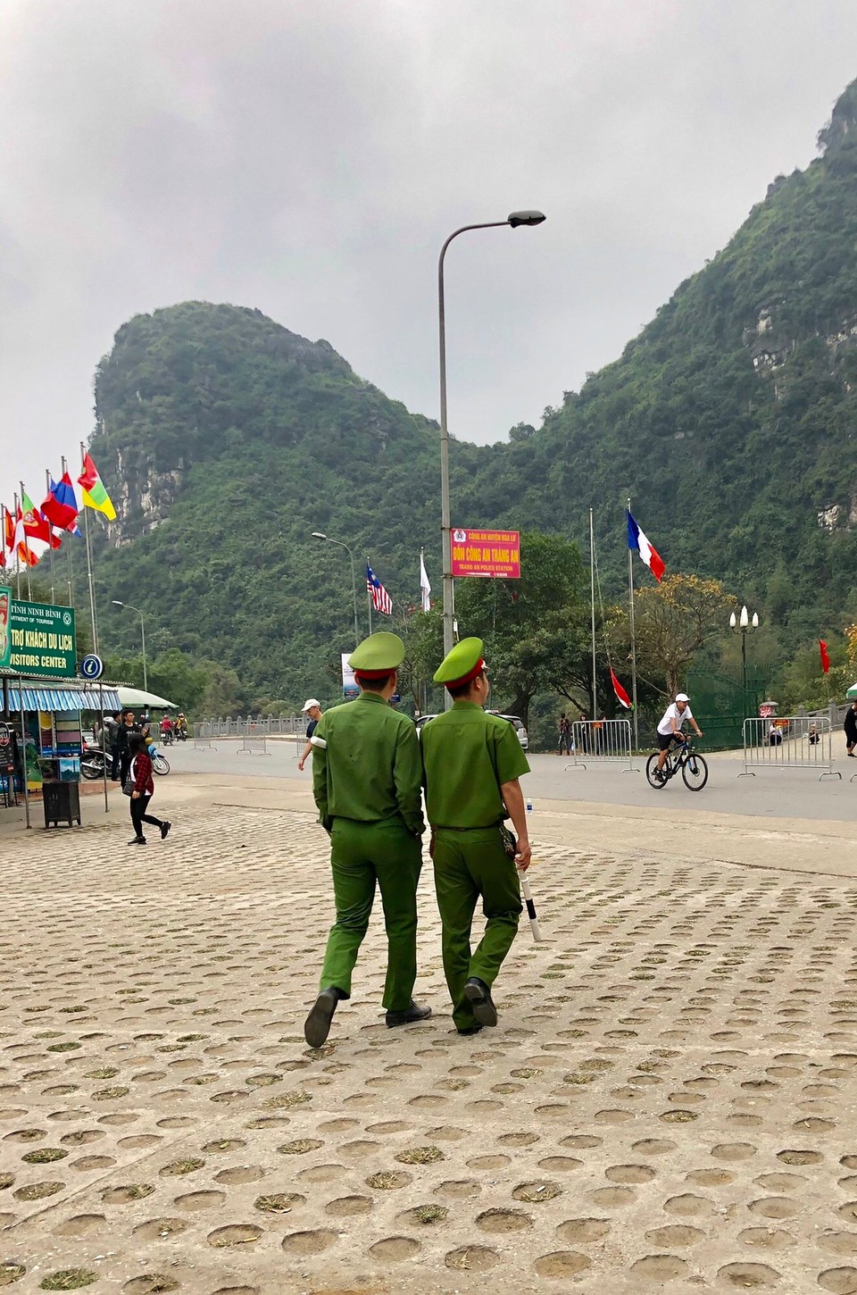 Vietnam - H. Hoa Lư - Die Polizisten von vorne zu fotografieren habe ich mich nicht getraut 😄