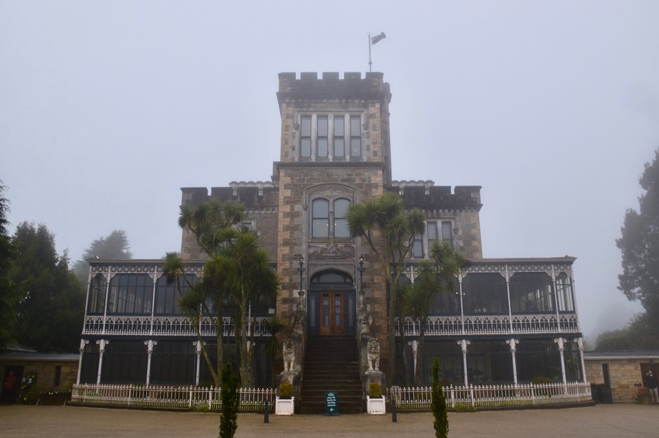 Neuseeland - Dunedin - Ja ihr habt richtig gelesen, Larnach Castle wird als einzigste Burg Neuseelands bezeichnet.
1874 wurde das Castle welches im schottischen Baustil errichtet wurde bezogen.
Heute ist es im Privatbesitz, wurde sehr detailgetreu restauriert und kann besichtigt werden.