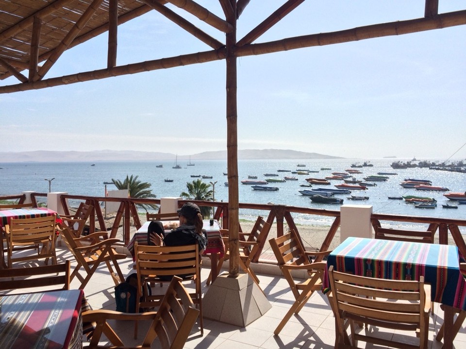 Peru - Paracas - Blick von unserer Dachterrasse auf den Pazifik und das Nationalreservat - endlich scheint die Sonne und es ist nix los 