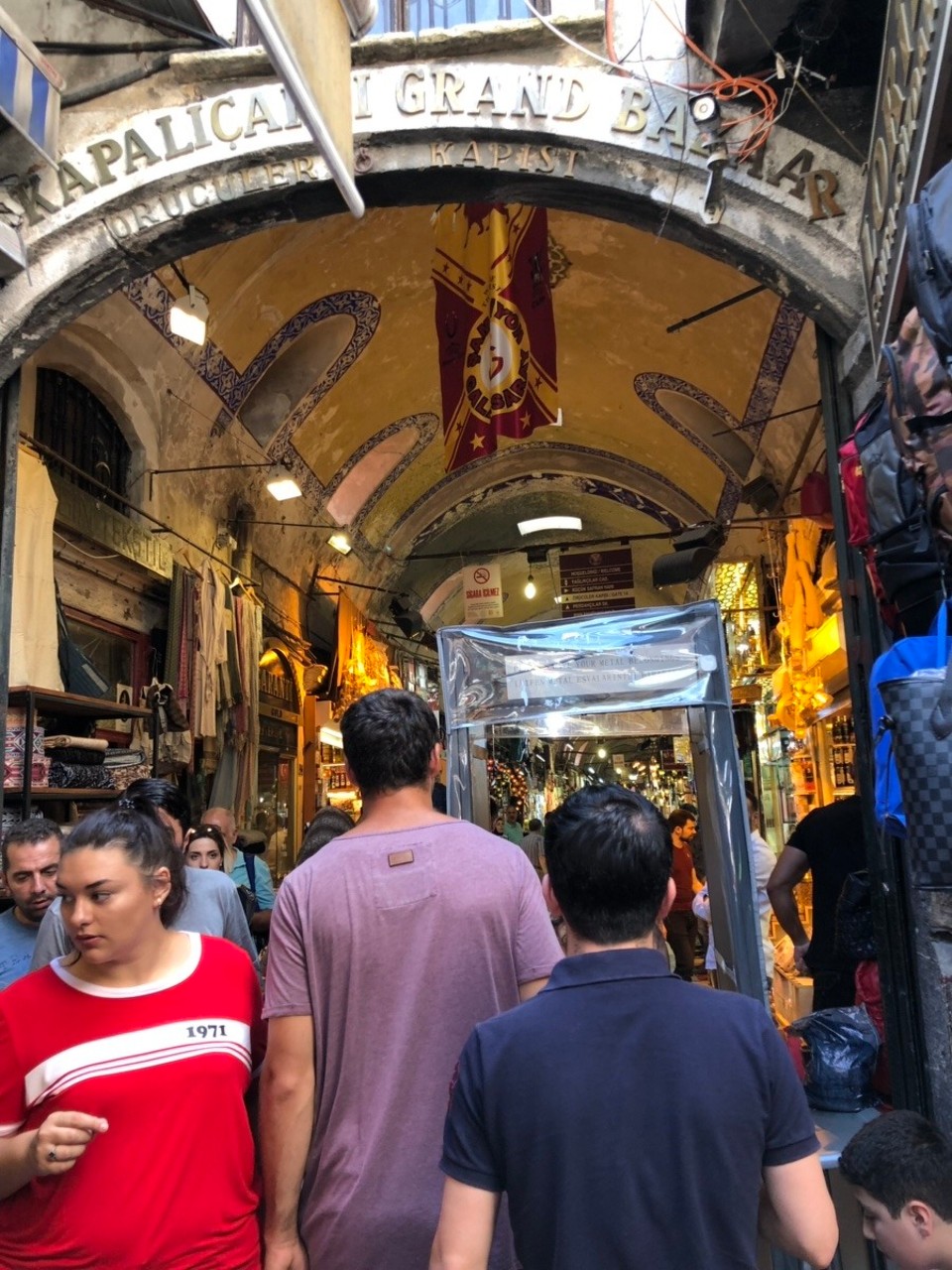 Türkei - Istanbul - Shopping auf dem großen Basar:
Im Nachhinein musste man anerkennen, dass wir doch ziemlich über‘s Ohr gehauen wurden. Insbesondere wenn man die Preise mit weniger touristischen Märkten vergleicht auf denen wir später noch waren. Was soll’s, beim nächsten Mal wird härter gefeilscht 😉