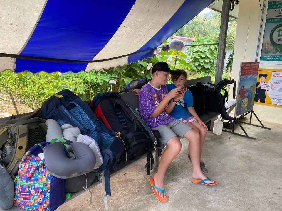 Thailand - Hua Hin - Die Jungs nutzen jeder Wifi Möglichkeit. So auch hier.