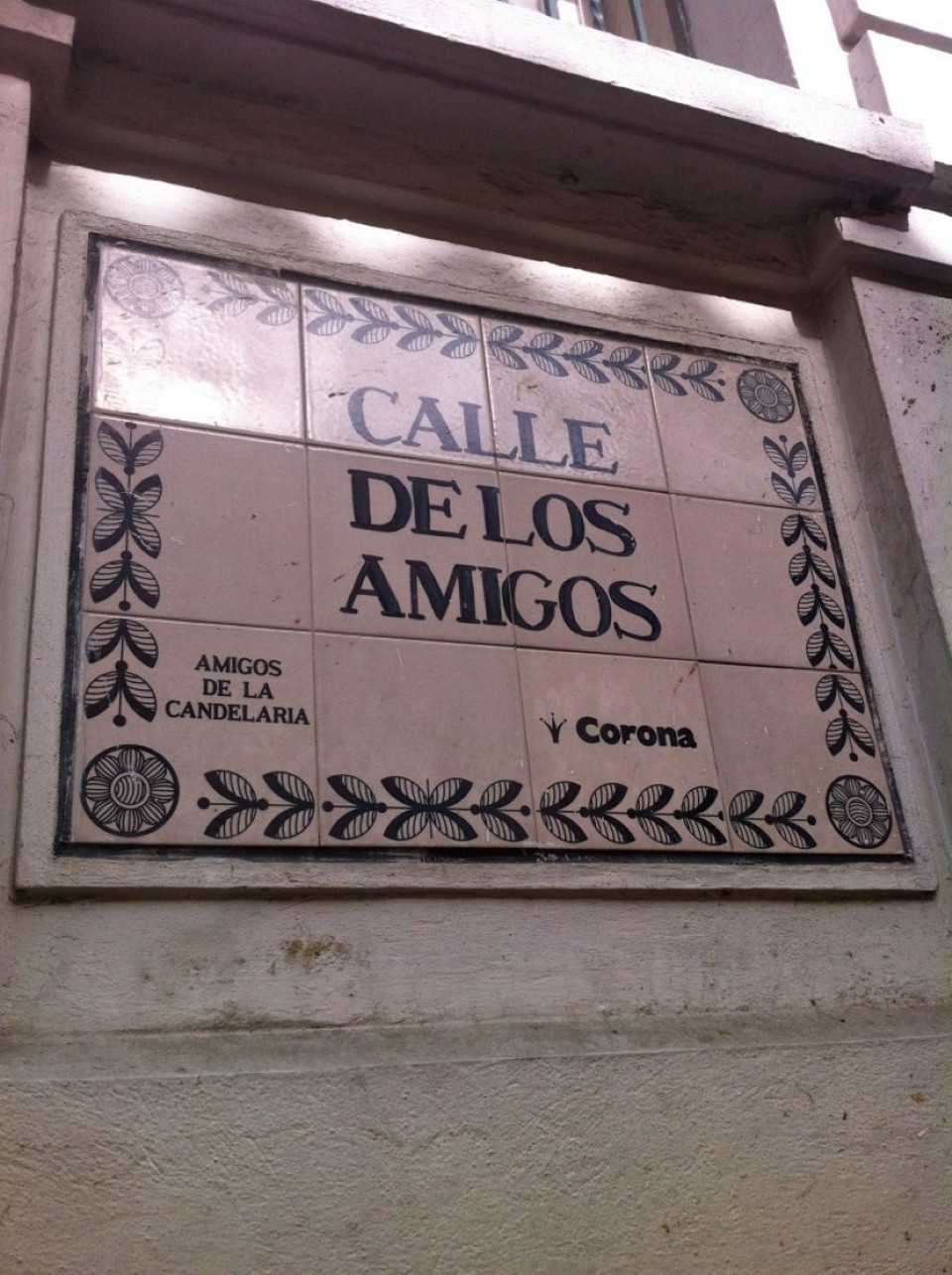 Colombia - Bogota - Die Starßenschilder sind von Corona gesponsort