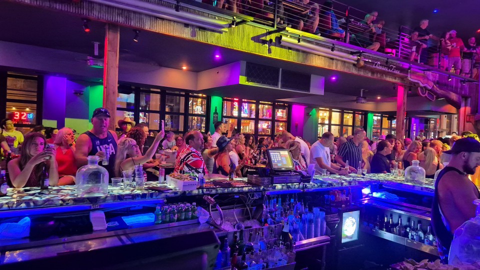 USA - Nashville - Der Laden mit  sympathischer Deko im Hintergrund, born free steht drauf. Merkwürdige Freiheit.