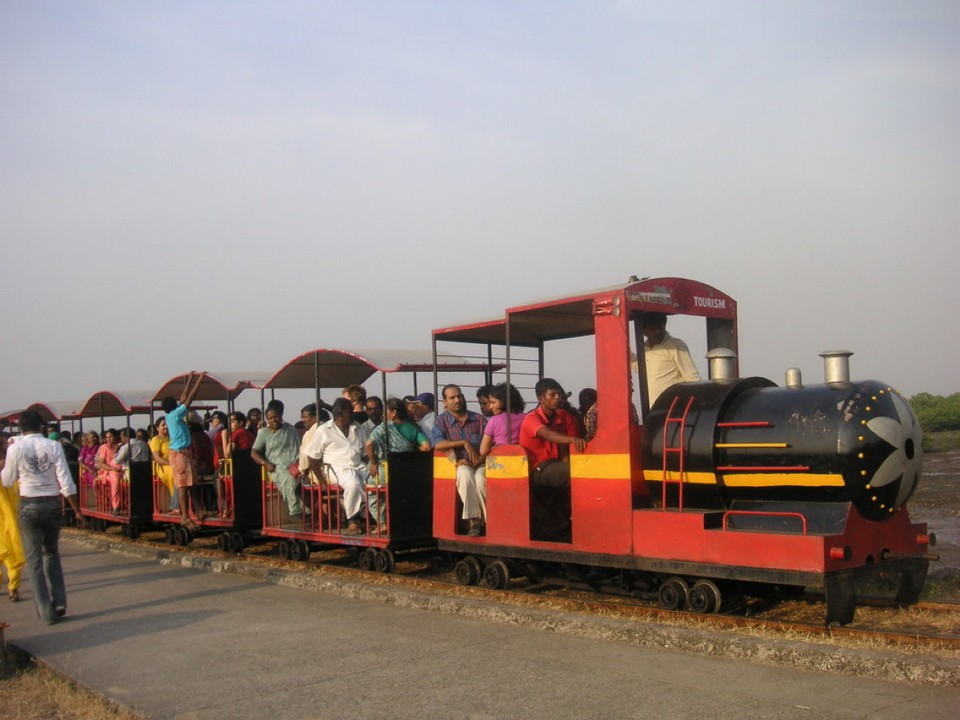Indien - Mumbai - Diese lustige Bahn bringt uns zum Höhlentempel