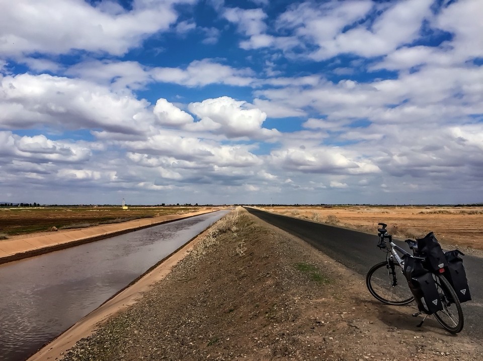 Marokko - Sidi Rahal - 30km nach Marrakesch beginnt es aufzulockern. Es sollen vorerst die letzten Stunden sein, welche die Bezeichnung "Schönwetterfahrt" verdienen.
Kurz danach zieht es gleich wieder zu. Ich bin zwar perfekt ausgerüstet, um Fahrten bei windigen 14° erträglich zu machen, aber sobald die marokkanische Sonne nur für wenige Minuten durch die Wolkendecke bricht, setzen bei mir aufgrund der Thermoshirts Hitzewallungen ein, die nicht meinem Alter und den damit einhergehenden Wechseljahren geschuldet sind. Boxenstopp mit Shirtwechsel auf offener Strecke? Schlechte Idee. Sobald sich die Sonne verzieht, wird es schlagartig kalt und du fährst wieder mit chill factor. Ich favorisiere die "ich-schwitze-lieber-während-der-Sonnenabschnitte" Variante. Richtige Entscheidung, denn die bewölkten Momente sind eindeutig in der Überzahl.