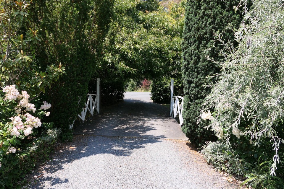 Neuseeland - Sumner - Zufahrt zum Haus führt über eine Brücke